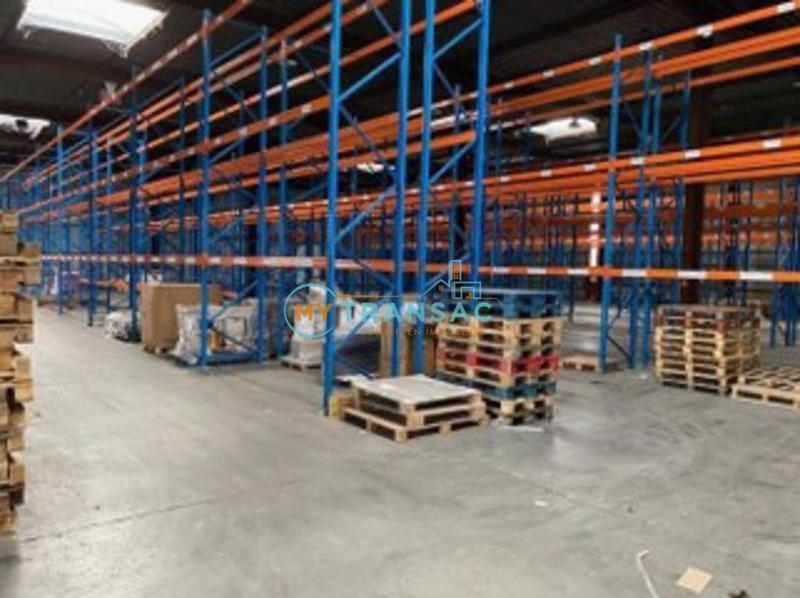 Entrepôt - 2 800 m²