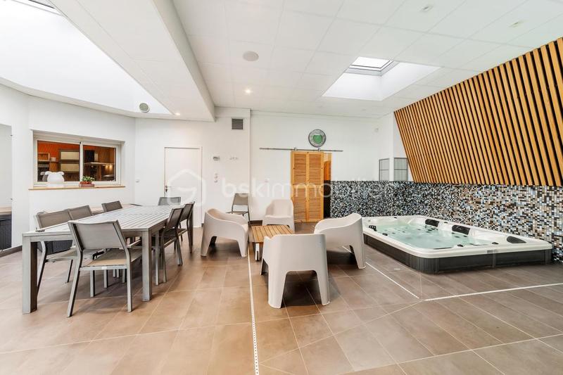 Maison - 305 m² - 8 pièces