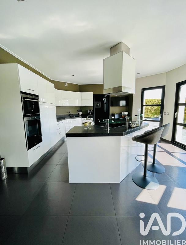 Maison - 285 m² - 9 pièces