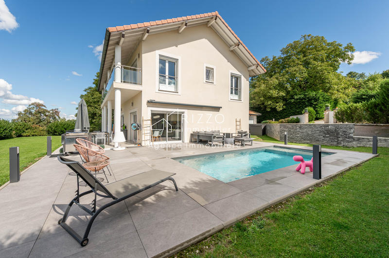 Maison - 228 m² - 8 pièces