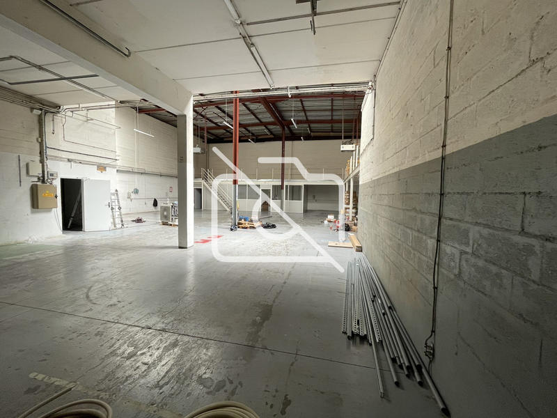 Entrepôt - 630 m²