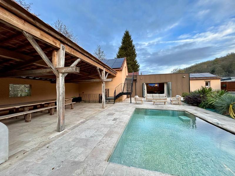 Demeure - 230 m² - 6 pièces