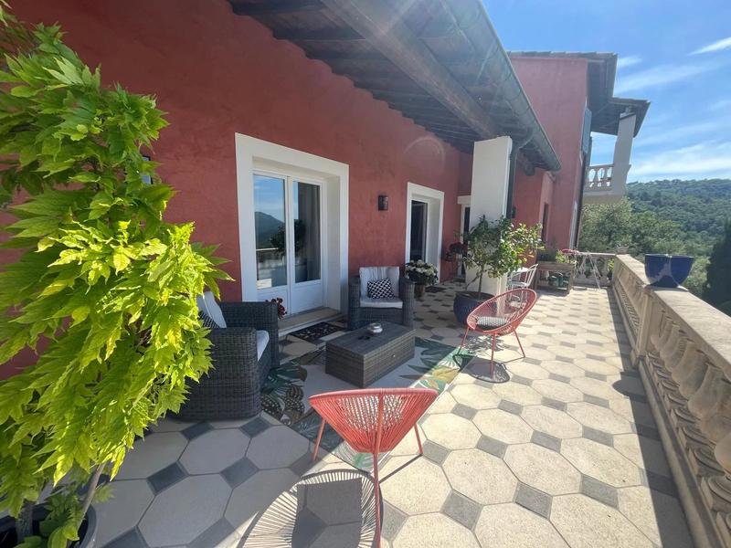 Villa - 235 m² - 6 pièces