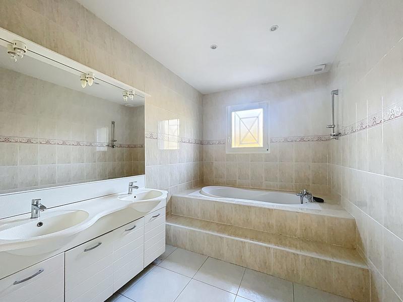 Maison - 200 m² - 6 pièces