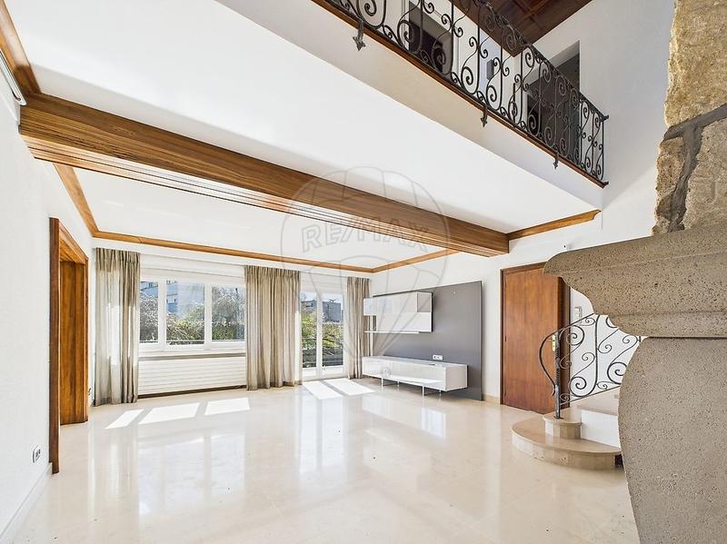 Maison - 280 m² - 10 pièces