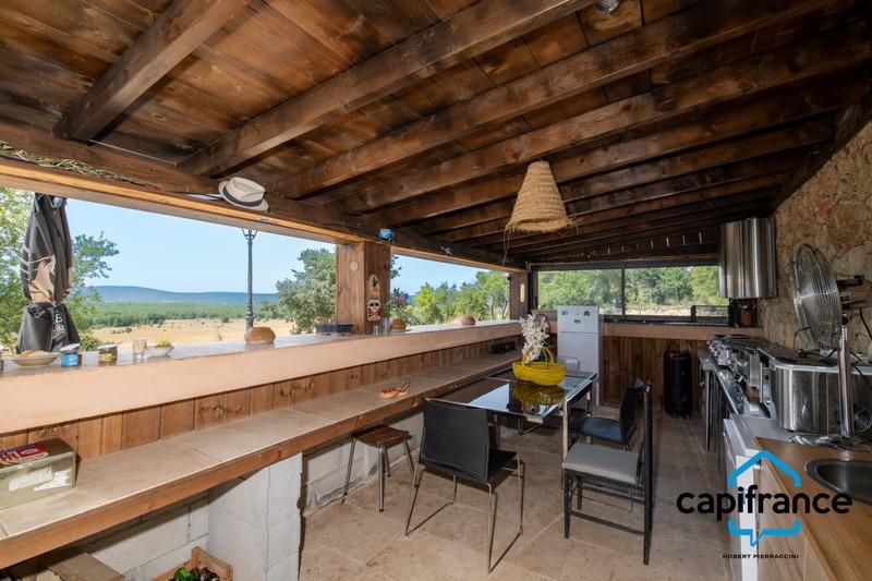 Propriété - 621 m² - 12 pièces