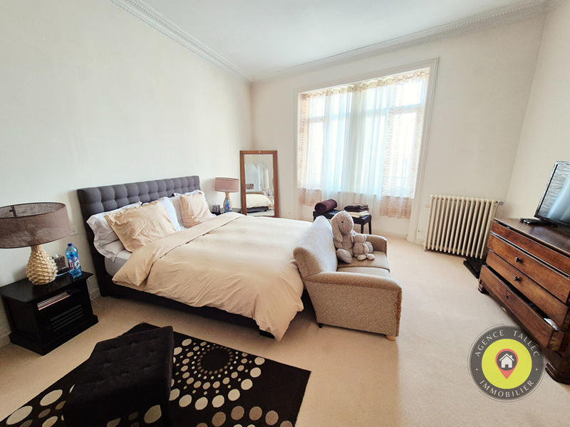 Maison - 484 m² - 11 pièces