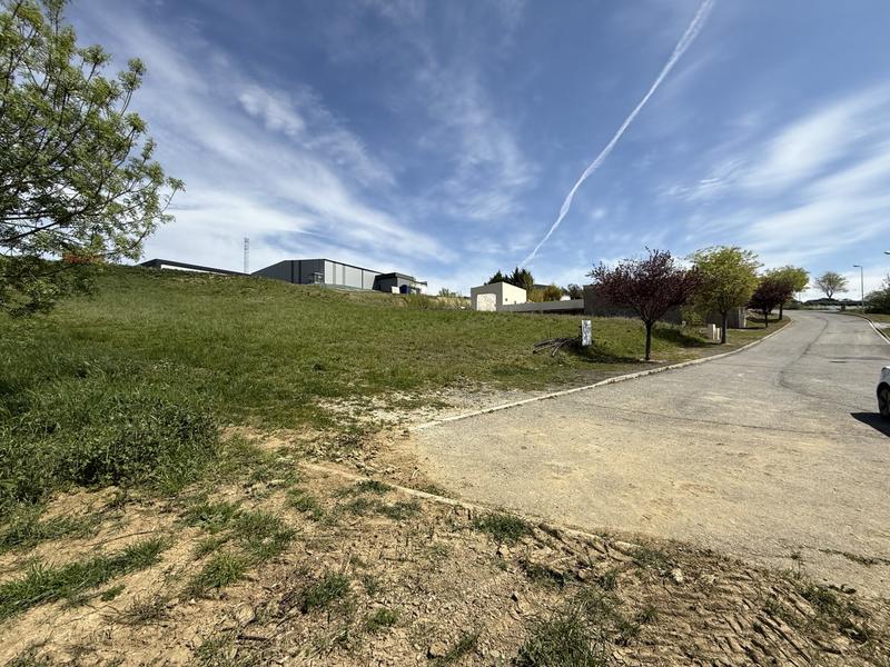 Terrain commercial - 2 000 m²