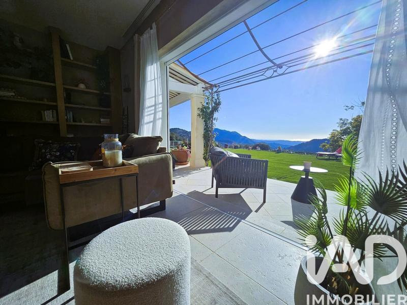 Maison - 240 m² - 5 pièces