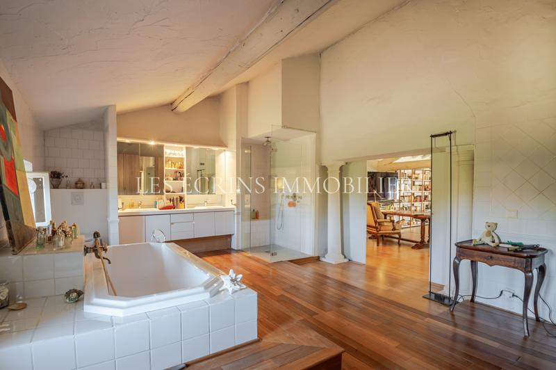 Maison - 600 m² - 8 pièces