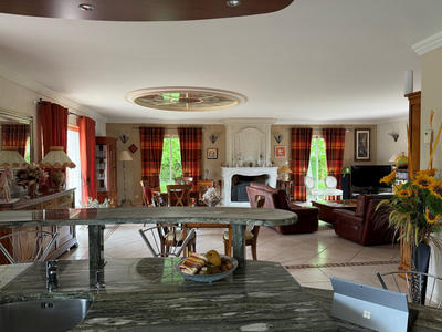 Maison - 270 m² - 9 pièces