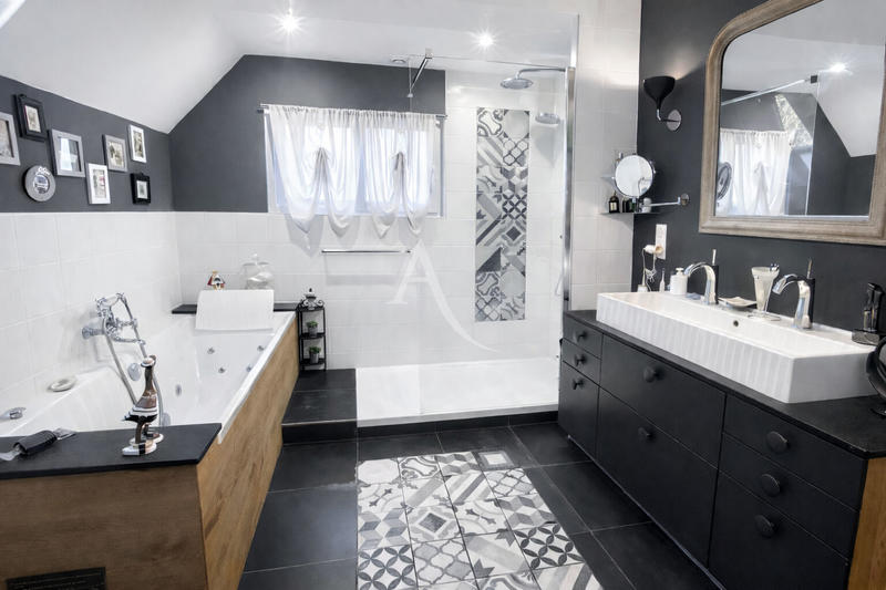 Maison - 245 m² - 7 pièces