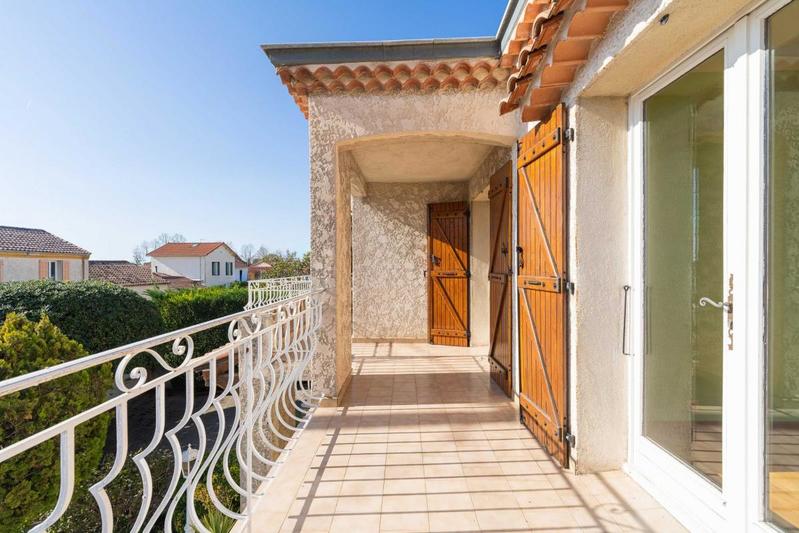 Villa - 222 m² - 6 pièces