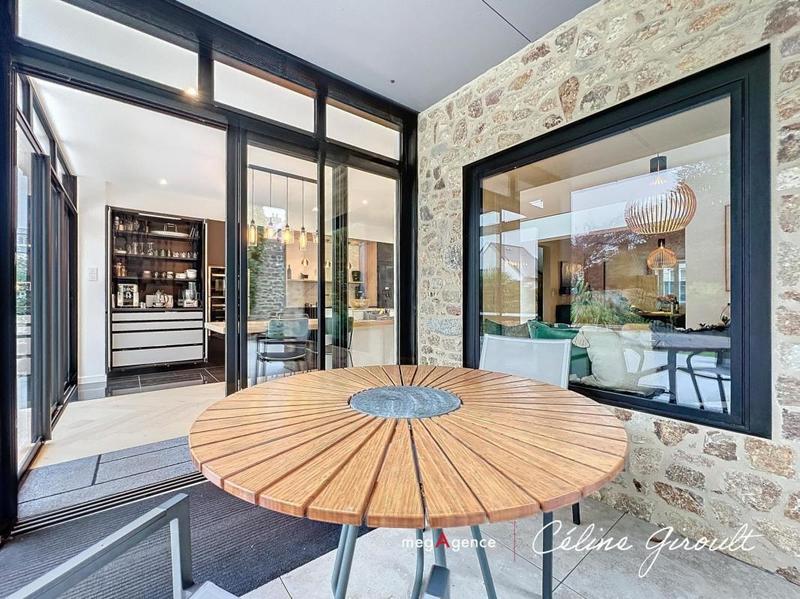 Maison - 250 m² - 10 pièces