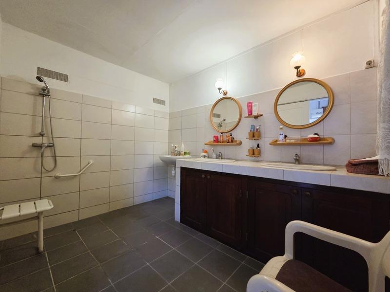 Maison - 215 m² - 10 pièces