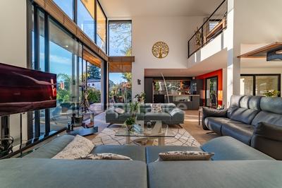 Maison - 220 m² - 7 pièces