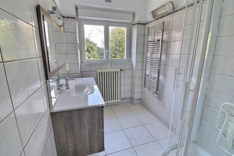 Maison - 220 m² - 8 pièces