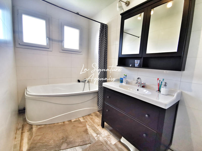 Maison - 223 m² - 9 pièces