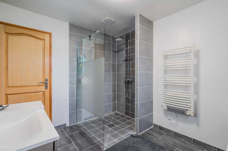 Maison - 999 m² - 255 pièces