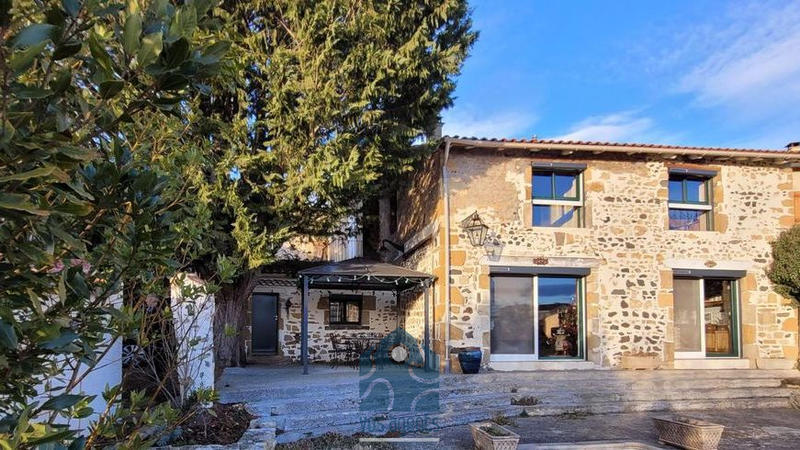 Propriété - 211 m² - 8 pièces