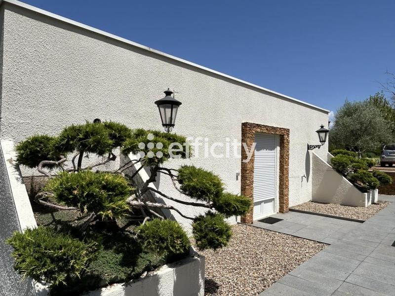 Maison traditionnelle - 270 m² - 9 pièces