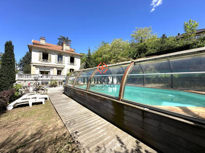 Villa - 252 m² - 11 pièces