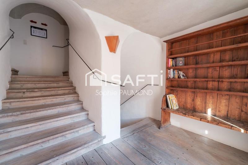 Local commercial - 1 074 m² - 30 pièces