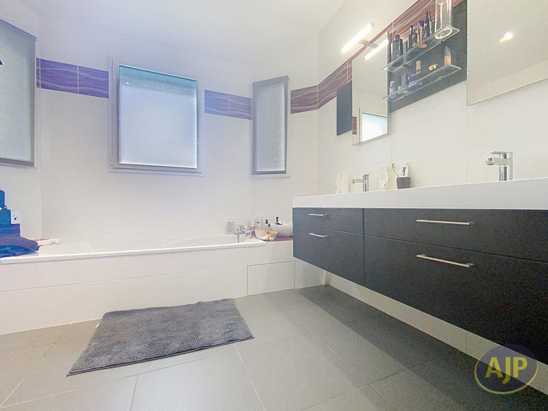 Maison - 172 m² - 6 pièces