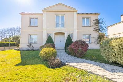 Maison traditionnelle - 188 m² - 7 pièces