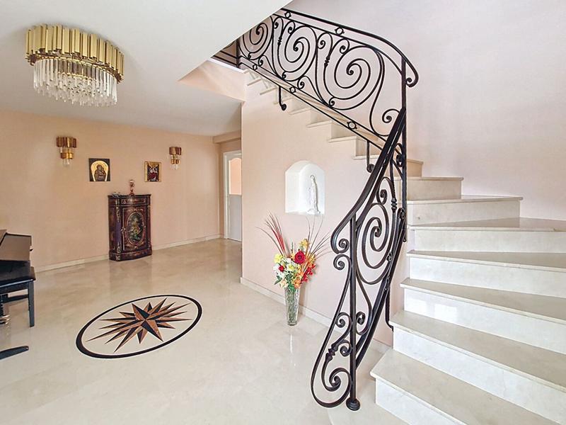 Maison - 327 m² - 9 pièces