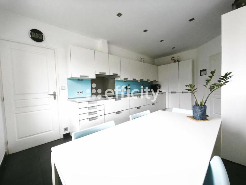 Maison - 234 m² - 8 pièces