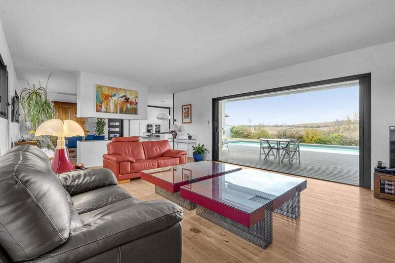Propriété - 253 m² - 6 pièces