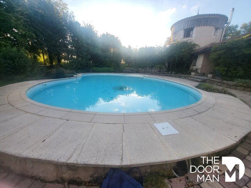 Propriété - 260 m² - 8 pièces