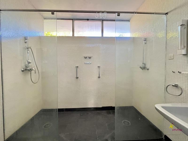 Maison - 231 m² - 8 pièces