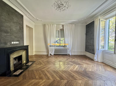 Maison - 285 m² - 9 pièces