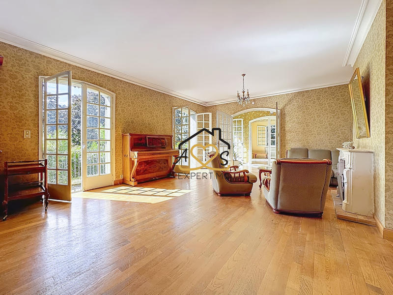 Maison - 240 m² - 11 pièces