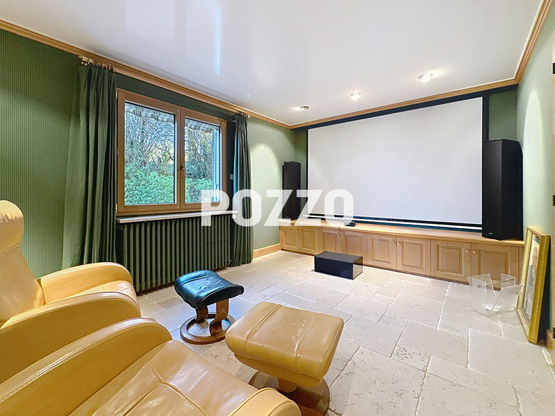 Maison - 270 m² - 10 pièces