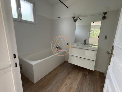 Maison traditionnelle - 254 m² - 8 pièces