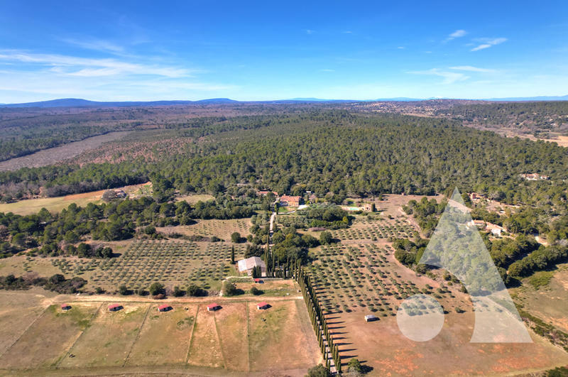 Maison - 640 m² - 18 pièces