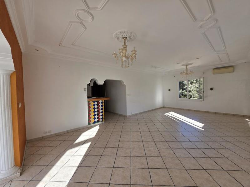 Maison - 239 m² - 8 pièces