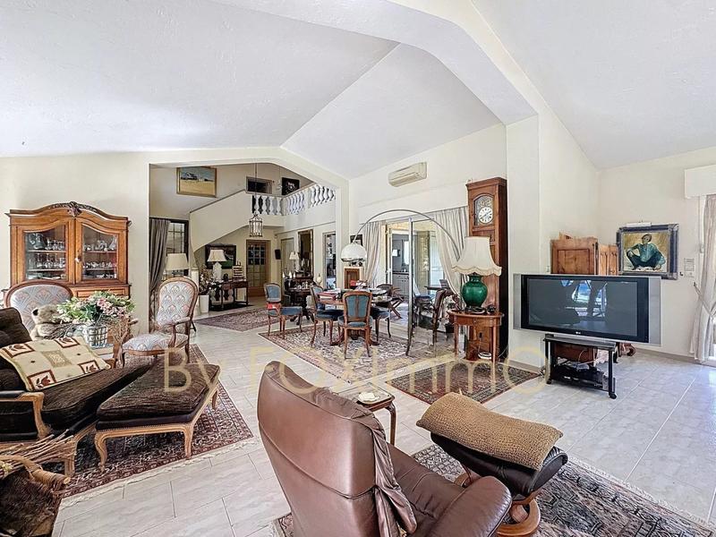 Villa - 372 m² - 9 pièces