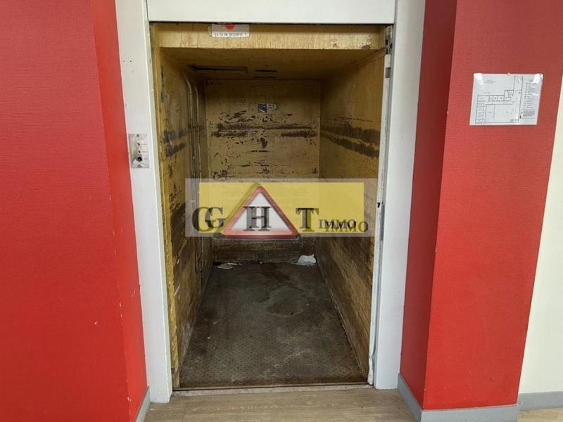 Local commercial - 966 m²