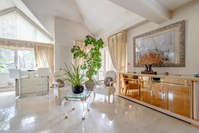 Propriété - 289 m² - 9 pièces