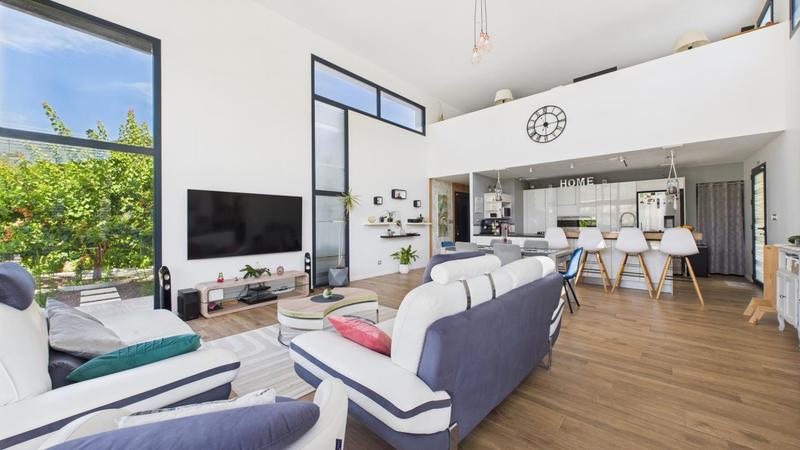 Maison - 232 m² - 7 pièces