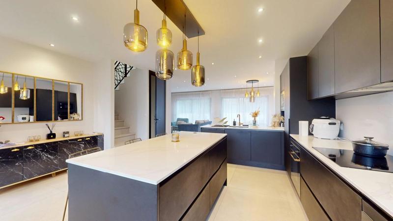 Maison - 203 m² - 8 pièces