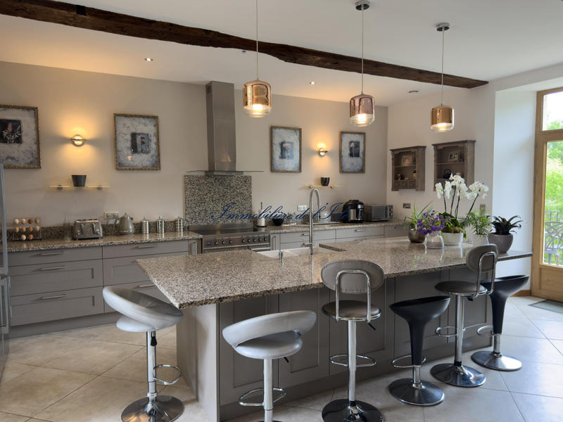 Maison - 295 m² - 8 pièces