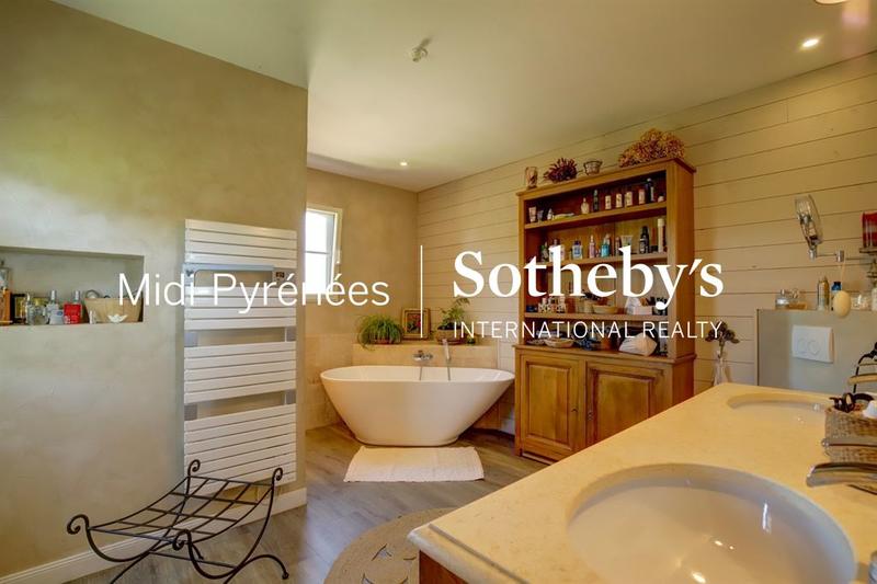 Maison - 228 m² - 8 pièces