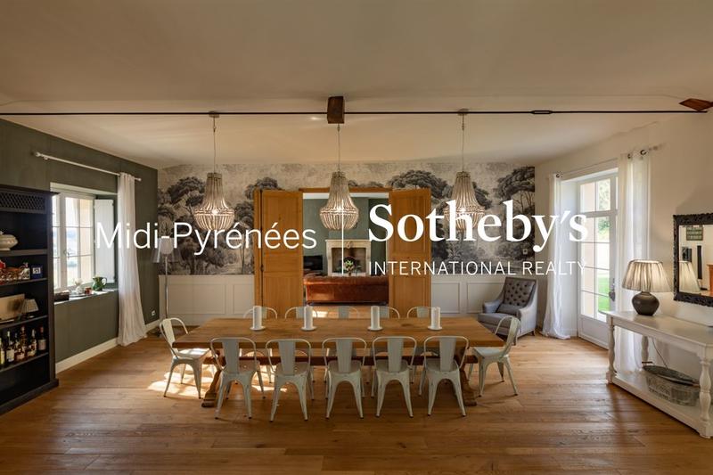 Maison - 420 m² - 9 pièces