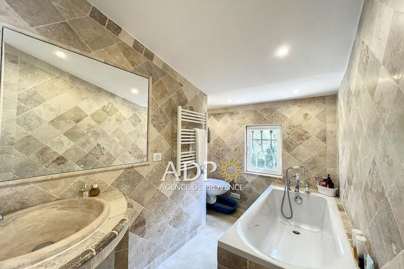 Propriété - 300 m² - 8 pièces