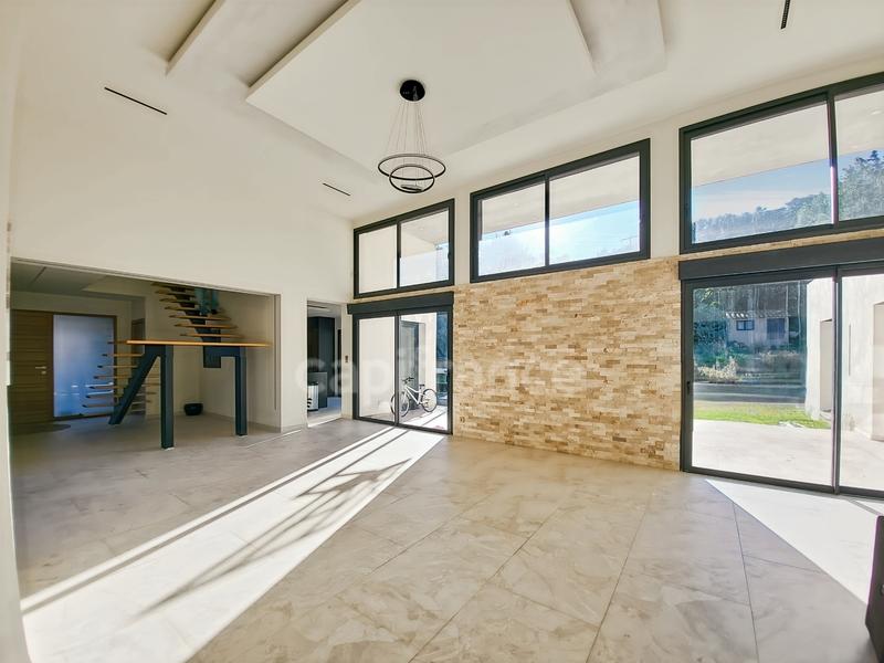 Maison - 225 m² - 7 pièces